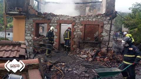 Estado de la vivienda de Laviana tras extinguir las llamas