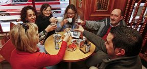 Celia, Amalia, Milagros, Isabel, Jos� y Carlos (de iz a dcha), ayer, celebrando al calor de un caf� que no pasar�n m�s fr�o en sus quioscos. 