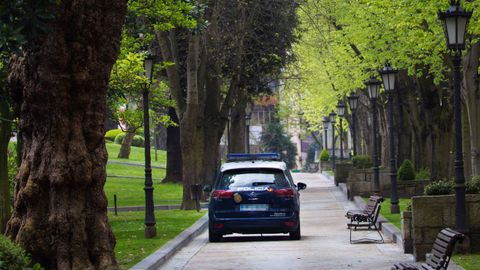 Una patrulla de la polic�a nacional patrulla por el parque de San Francisco en Oviedo