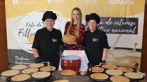 Mar�a Mera (centro) present� el programa e Isabel Tejo (derecha) y Mar�a Pombo elaboraron filloas.