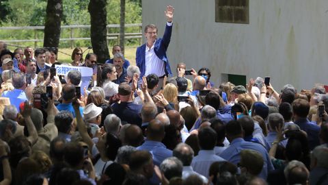 El presidente del PP, Alberto N��ez Feijoo, en la romer�a popular del partido en O Pino.