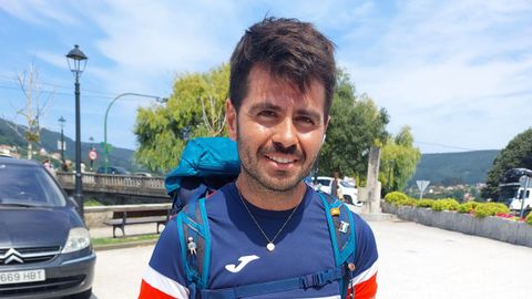 Jos� Ram�n, cacere�o, junto a la ponte de Pedra