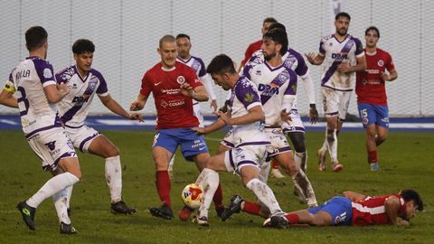 Rufo, atrayendo mucha atenci&oacute;n defensiva en uno de sus partidos en O Couto