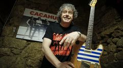 Entrevista a Gandy con la guitarra en la mesa de la casa de las tortillas donde se compuso el himno del D�por