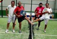 Las estrellas deportivas, Alberto, Carlos, Pepo y Terio, antes de comenzar el partido.