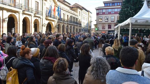 Decenas de personas en la plaza de la Constituci�n, durante el homenaje