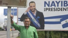 El empresario Tino Vidal junto a una de las vallas publicitarias con Nayib Bukele, a 21 de agosto de 2026, en Oviedo, Asturias (Espa�a)