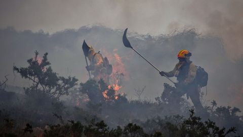 Bomberos de Asturias trabajan para extinguir las llamas en un incendio forestal