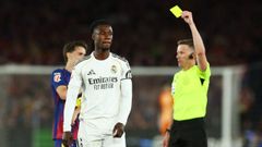El colegiado Alejandro Hern�ndez muestra una amarilla a Camavinga en El Cl�sico de la pasada temporada.
