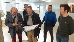 Vecinos de la avenida de Lugo. con el concejal Alberto Oubi�a (a la derecha), en el Rexistro del Concello de Pontevedra