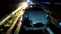 Un Porsche queda destrozado tras embestir a tres jabal�es