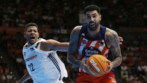 Augusto Lima, durante el encuentro ante el Real Madrid, en su etapa como jugador del Leyma Coru�a