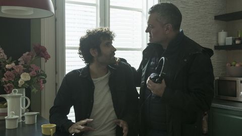 El actor Tamar Novas, con Carlos Montero durante el rodaje.