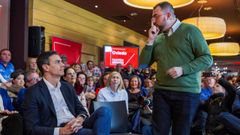 El secretario general del PSOE, Pedro S�nchez (i), interviene junto al l�der de los socialistas asturianos, Adri�n Barb�n (d), en un acto sobre pensiones celebrado hoy en Oviedo
