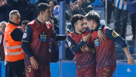 Miguel Loureiro festeja con David Mella y Rubn Lpez el segundo gol del Deportivo en Sabadell