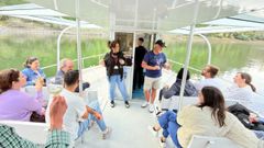 Los participantes en el congreso realizaron un recorrido en catamar�n por el Sil