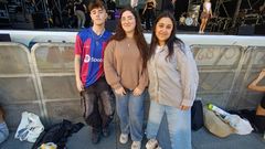 Dani, Mara y Nerea llegaron al medioda a la Praza da Quintana para ver en primera fila la actuacin de lvaro Mayo y de lex Mquez. Estn acostumbrados a llegar con antelacin a los conciertos y cuentan que ya lo han hecho con msconcursantes de Operacin Triunfo, programa que han seguidominuto a minuto