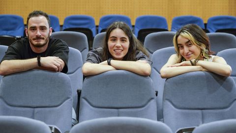 De izquierda a derecha: Erik Pereira, Rebeca Bali�a y Mar�a Rodr�guez posan en un aula del campus de Ourense.