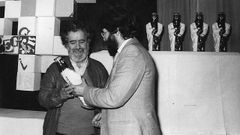 Fotograf�a de Chao Rego recogiendo un premio en los a�os ochenta