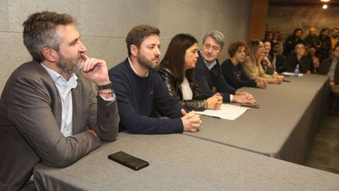 En primer plano, alcaldes socialistas en el pleno de la mancomunidad