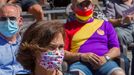 La vicepresidenta primera del Gobierno, Carmen Calvo, asiste al acto de conmemoracin del bicentenario del pronunciamiento militar del general asturiano Rafael del Riego, delante de un hombre con una camiseta con los colores de la bandera republicana