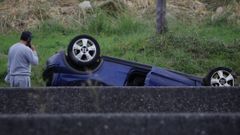 Coche volcado en la va de servicio de la AC-12 a su paso por Oleiros