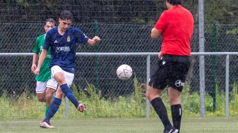 Antn Ura, en un partido del cadete A del Real Oviedo