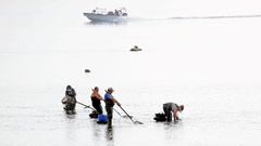 Mariscadores en la playa de Os Areos