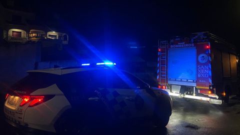 Servicio de emerxencias Sanxenxo y la Polic�a Local de Sanxenxo por intoxicaci�n de mon�xido de una familia en Gondar
