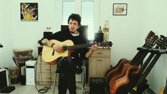 En la imagen, el cantante �scar Fojo, en el estudio casero que tiene en su casa