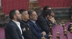 Tr�o de acusados. El empresario y comisionista V�ctor de Aldama junto al exministro y ex secretario de organizaci�n del PSOE, Jos� Luis �balos, y su exasesor Koldo Garc�a compartiendo el banquillo de los acusados del Tribunal durante la primera sesi�n del juicio que comenz� esta semana.