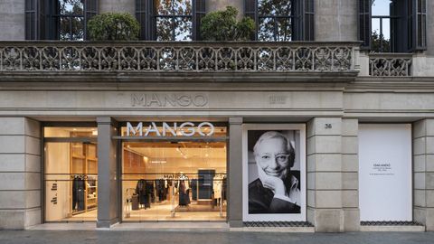 Homenaje a Isak Andic en una tienda de Mango en Barcelona