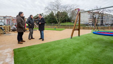 El concejal Xaqu�n Moreda (a la derecha), durante la visita al renovado parque infantil de Ribeira dos Peiraos