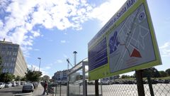 Un gran cartel muestra el itinerario a seguir desde el aparcamiento de borde de Santa Marta hasta el Hospital Cl�nico de Santiago