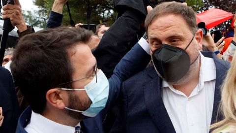 El presidente de la Generalitat, Pere Aragons, saluda al presidente de su partido, Oriol Junqueras, a las puertas del centro Penitenciario de Lledoners.