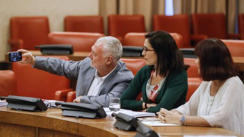 Los diputados Juan Jimnez y Aurora Flrez, y la vicepresidenta de la Mesa del Congreso, Micaela Navarro, durante la reunin de la Comisin de Igualdad