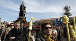 Los fieles acompa�aron al santo en su recorrido por la plaza de Fefi��ns sin olvidar los exvotos que solicitan curaci�n. 