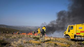 Efectivos antiincendios trabajan en la extincin del fuego de Chandrexa de Queixa