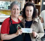 El acto de entrega del cheque solidario, en la gasolinera.