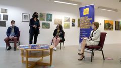 Nicola Sturgeon conversa con j�venes de la UE que solicitan el programa de asentamiento en Escocia.