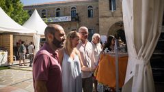 Jos Prez, Alba Expsito y Santiago Freire recorrieron los estands de la feria Pop Up de Noia.