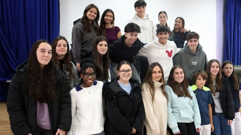Algunos de las personas que integran los grupos de voluntariado del Castro Alobre; la profesora, Marisa Moredo, en el medio de la primera fila