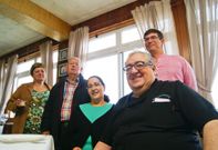 Manuel Juli�n Saleta, del Miramar, de Corme, con su hija y varios clientes habituales del local. 