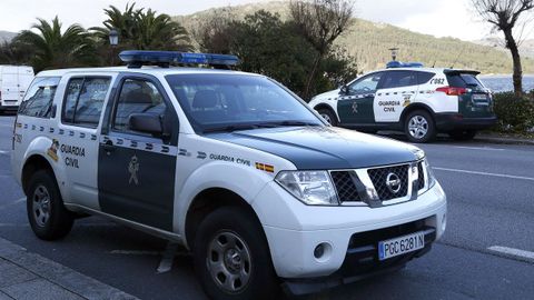 Dos coches de la Guardia Civil en Muros.