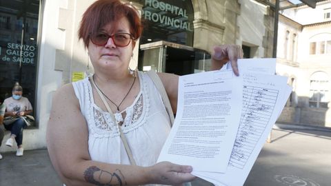 La auxiliar de enfermería (TCAE) Ángeles Rodríguez, este viernes, tras entregar las firmas en el Hospital Provincial de Pontevedra