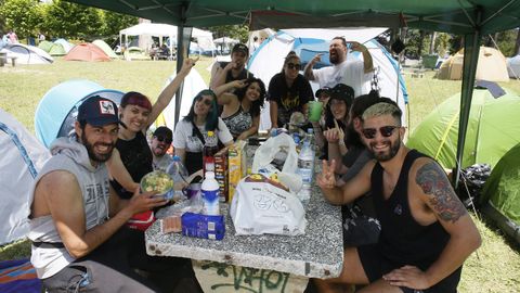 Un grupo con seguidores de Asturias, Melilla y Madrid, en el lugar de acampada del Parque Pernas Pen