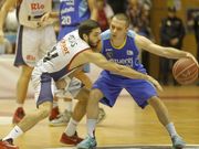 Pepe Pozas en una acci�n defensiva ante Salgado. 