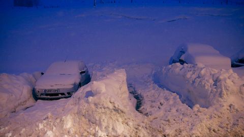 Dos veh�culos permanecen cubiertos de nieve, hoy en el pueblo de Pajares (N-630), en una jornada en la que la nieve, el hielo, los argayos y ca�das de �rboles contin�an dificultando las comunicaciones por carretera y tren en Asturias, donde cientos de escolares se quedaron de nuevo sin clase y 2.500 hogares, principalmente del suroccidente, segu�an sin suministro el�ctrico a primera hora de la noche.