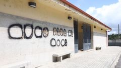 El Concello actu� ayer para evitar que se leyese el mensaje �Cuco, paga la droga�, y proceder� a eliminar del todo la pintada tan pronto sea posible. A la alcaldesa, Sandra Insua, no le consta que el cementerio sea punto de venta de drogas.