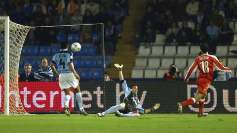 Vctor supera a Caballero para hacer uno de sus tres goles.